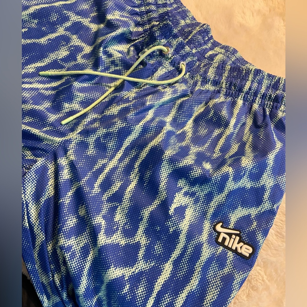 Nike sportswear woven animal print women’s blue/green Medium - Picture 4 of 9